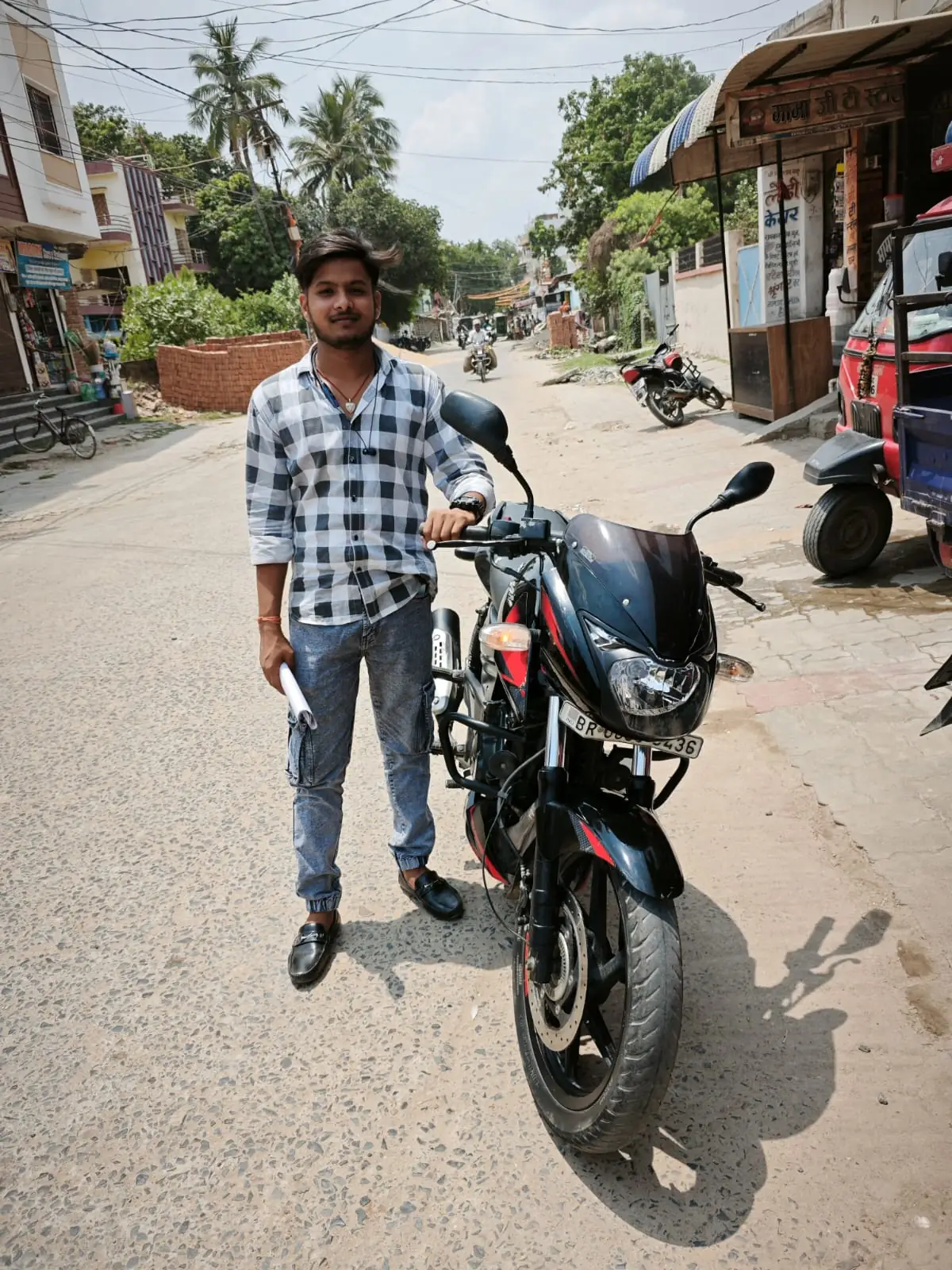 Customer collecting second hand sports bike from Bike Builders Bihar