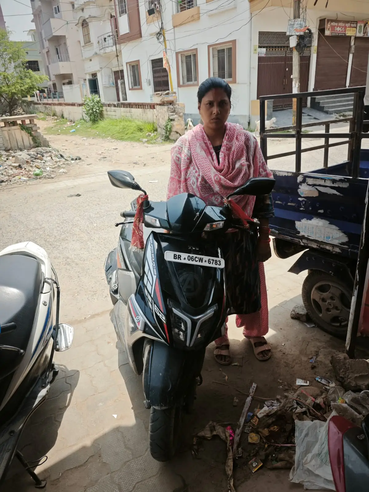 Local Bihar buyer with certified second hand motorcycle from Bike Builders
