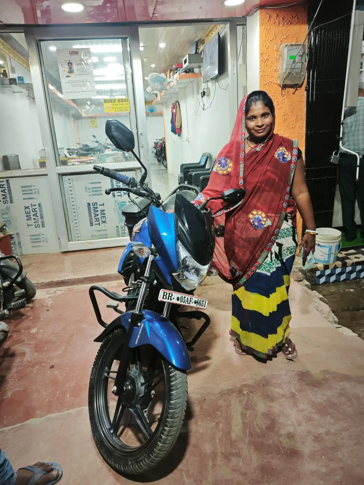 Bike Builders team handing over second hand bike to local Bihar buyer
